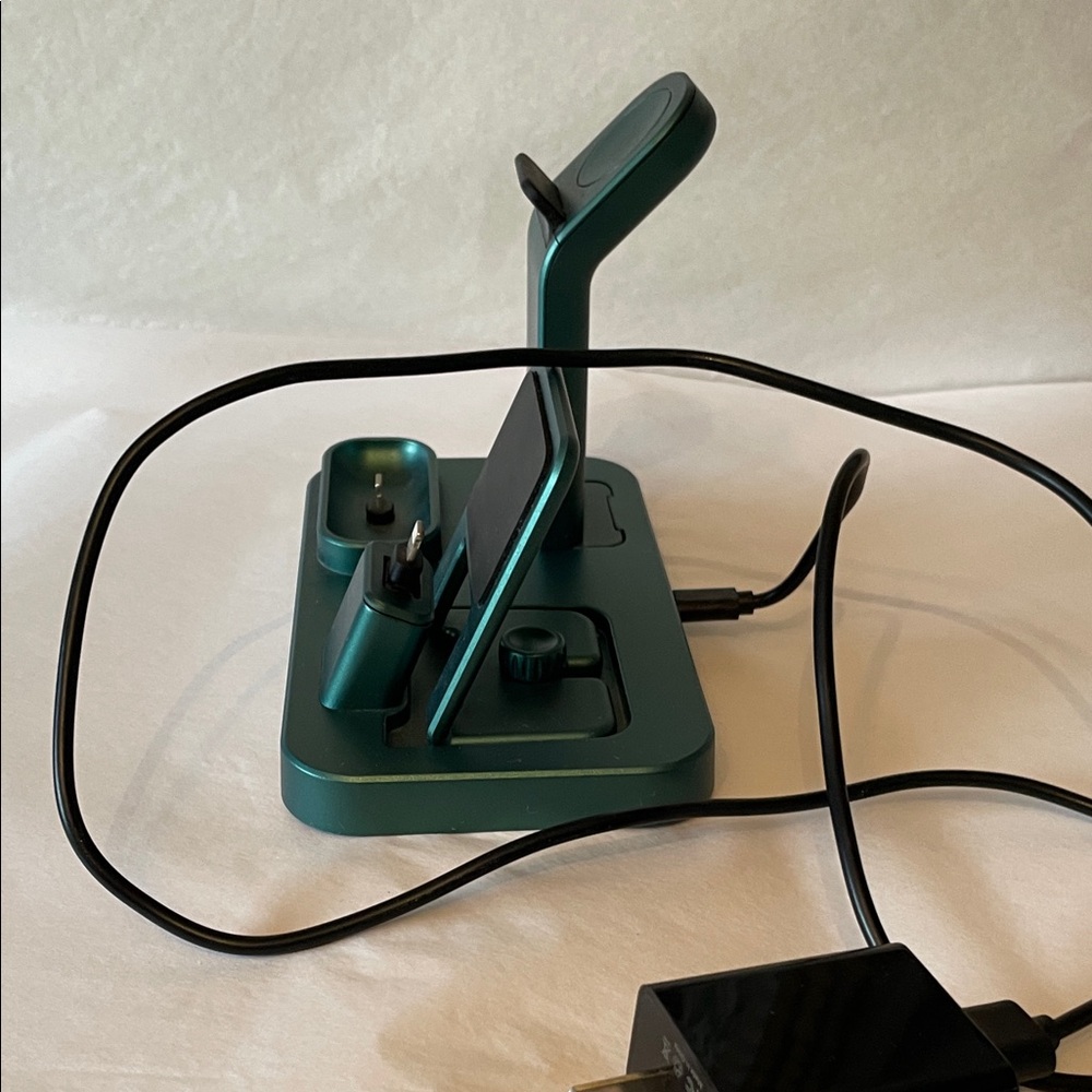 Universal Green Charging Station with Adapter - Picture 4 of 6